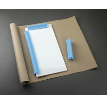 Verpackungsmaterialien: Glasplatte, Papierrolle, Wellpappe und Schaumstoffschutz.