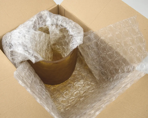 Pot de fleurs en plastique emballé dans un carton