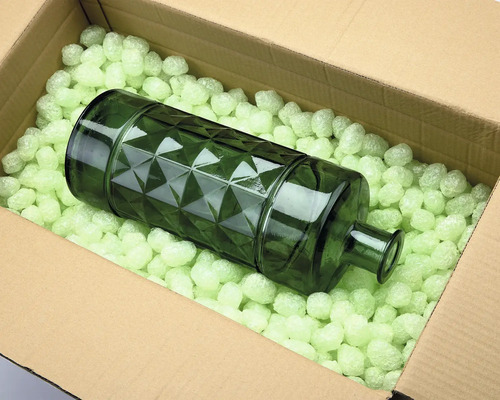 Dekorative Glasflasche in einem Karton mit Verpackungschips