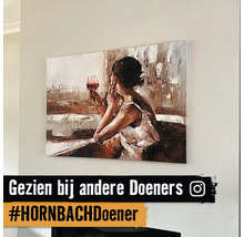 Peinture murale représentant une femme tenant un verre de vin