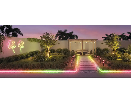 Beleuchteter Garten mit Gartenhaus, Blumenleuchten und Wegbeleuchtung