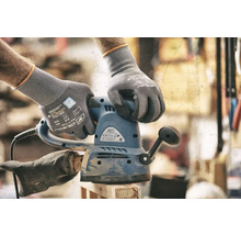 Ponceuse vibrante à une main tenue par des mains gantées de gants de travail