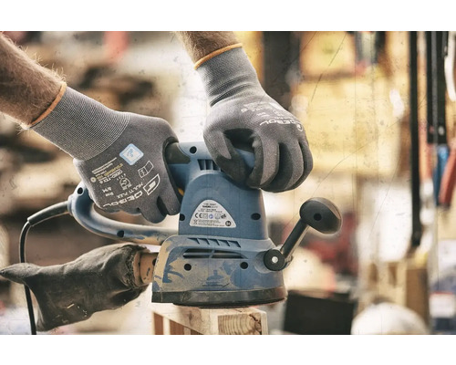 Ponceuse vibrante à une main tenue par des mains gantées de gants de travail