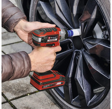 Clé à chocs sans fil changeant une roue sur une voiture