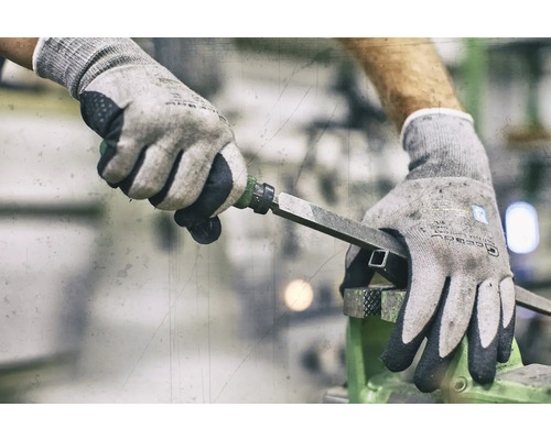 Metallbearbeitung mit einer Metallfeile in einem Schraubstock