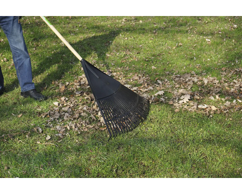 Laubbesen im Einsatz auf einer Rasenfläche mit Laub