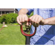 Eine Person hält einen Spaten mit einem D-Griff.