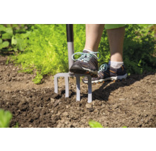 Eine Person benutzt eine Grabgabel im Garten.