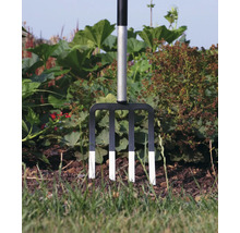 Fourche de jardin dans un parterre avec quatre dents
