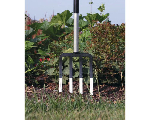 Fourche de jardin dans un parterre avec quatre dents
