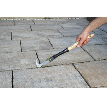 Nettoyeur de joints en action sur les pavés