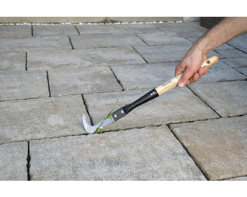 Nettoyeur de joints en action sur les pavés