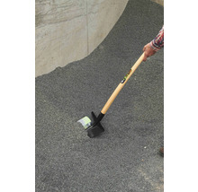 Pelle pour répartir le gravier