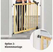 Person hält ein Holztor für Kinder, Option 2: Klemmenmontage