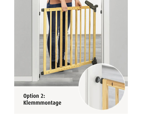 Person hält ein Holztor für Kinder, Option 2: Klemmenmontage
