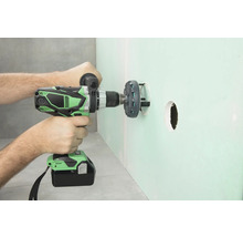 Perceuse sans fil perçant un trou dans un mur