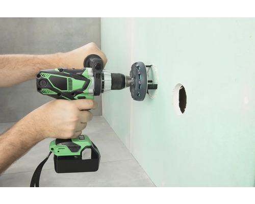 Perceuse sans fil perçant un trou dans un mur