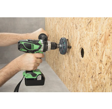 Une personne perce un trou dans une plaque de bois avec une perceuse-visseuse sans fil.