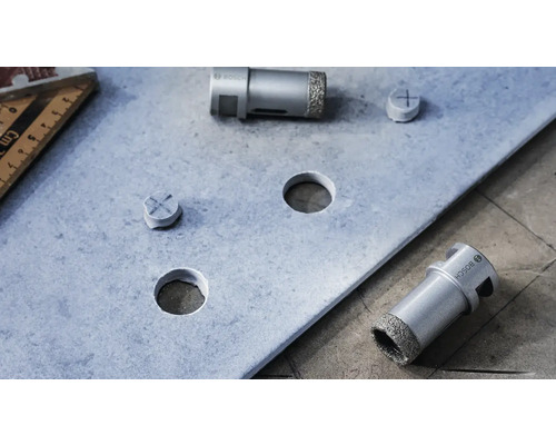 Diamantbohrer und Bohrlöcher in einer Metallplatte mit einem Winkelmesser