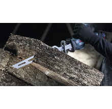 Découpe de laine isolante avec une scie sabre