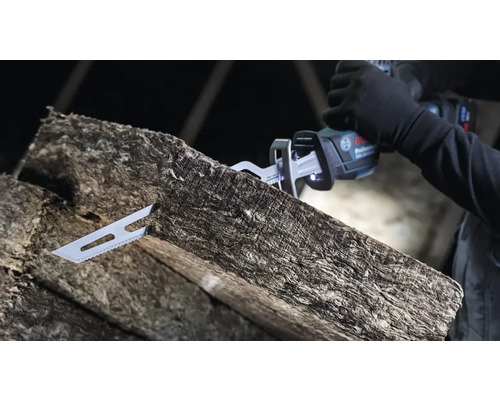 Découpe de laine isolante avec une scie sabre