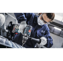 Une personne perce un matériau avec une perceuse sans fil.