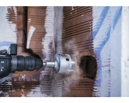 Eine Bohrmaschine bohrt ein Loch in eine Wand.