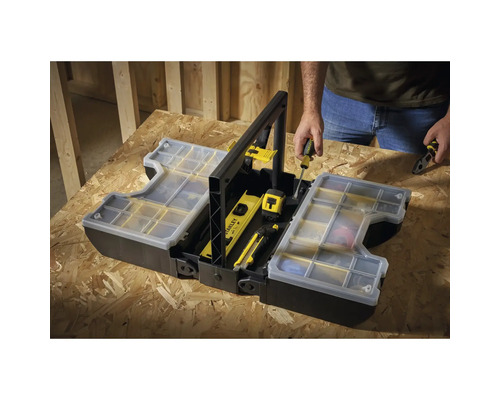 Geöffnete Werkzeugbox mit verschiedenen Werkzeugen