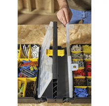 Offene Werkzeugkiste mit diversen Schrauben und Dübeln