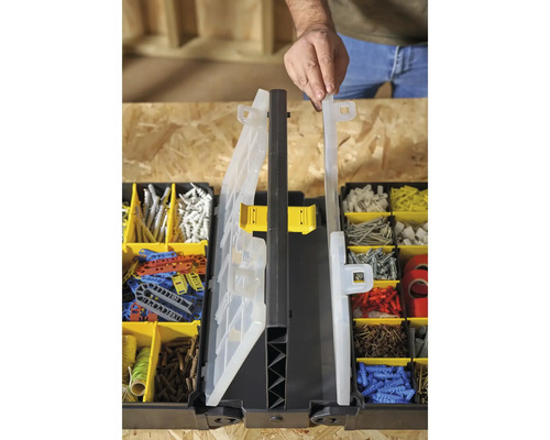 Offene Werkzeugkiste mit diversen Schrauben und Dübeln