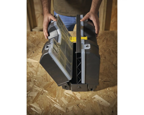 Geöffnete Werkzeugbox mit Tragegriffen