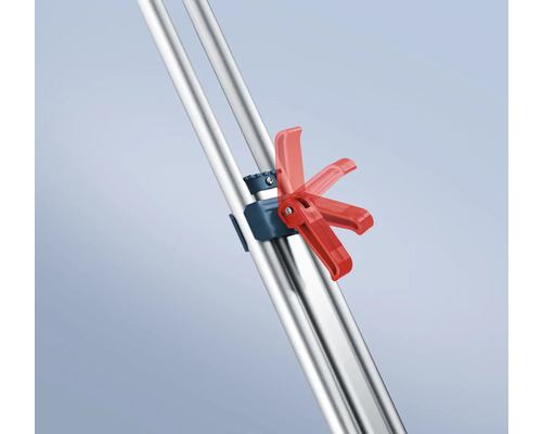 Detailansicht eines Stativs mit roter Klemme zur Höhenverstellung