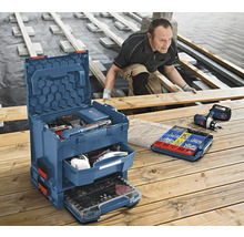 Boîte à outils bleue avec outils, vis et un ouvrier travaillant le bois