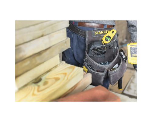 Handwerker mit Werkzeug und Werkzeugtasche am Gürtel