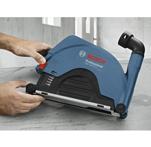 Capot d'aspiration Bosch GDE 230 FC-T pour meuleuse d'angle en cours d'utilisation