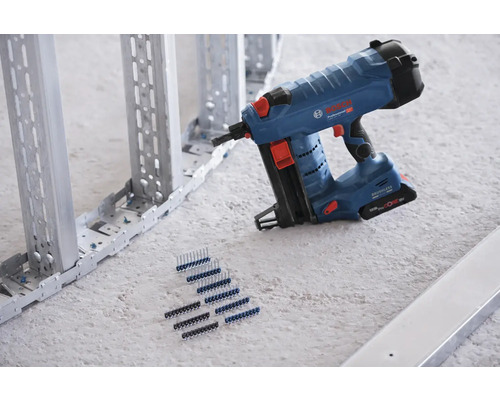 Cloueur à batterie avec clous et profilé métallique
