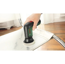 Brosse universelle Bosch nettoyant une chaise