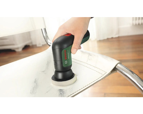 Brosse universelle Bosch nettoyant une chaise