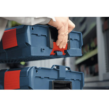 Assemblage de deux boîtes à outils avec un fermoir rouge