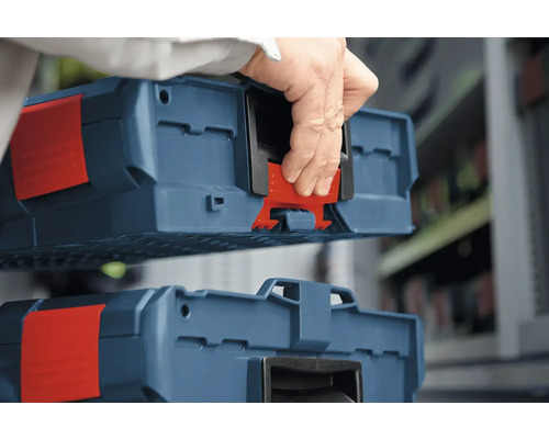 Assemblage de deux boîtes à outils avec un fermoir rouge