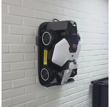 Robot tondeuse monté au mur.