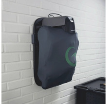 Robot tondeuse avec housse de protection sur un support mural