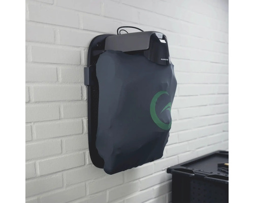 Robot tondeuse avec housse de protection sur un support mural