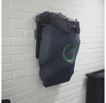 Sac à linge mural avec logo sur un mur de briques blanches