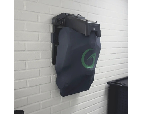 Sac à linge mural avec logo sur un mur de briques blanches