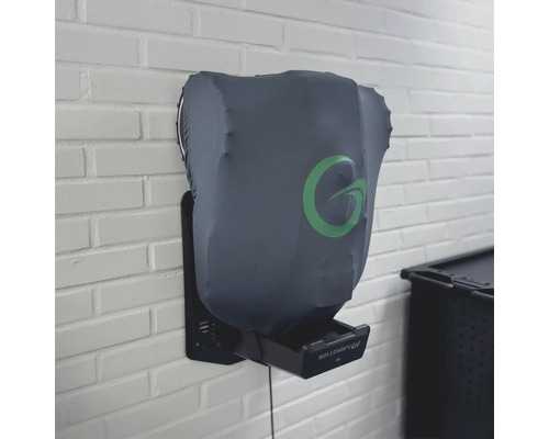 Borne de recharge murale avec housse et logo sur un mur de briques