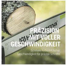 Gros plan d'une tronçonneuse Husqvarna coupant un tronc d'arbre