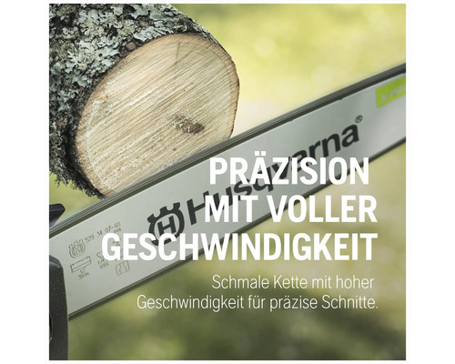 Gros plan d'une tronçonneuse Husqvarna coupant un tronc d'arbre
