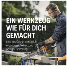 Un homme scie du bois avec une tronçonneuse Husqvarna.