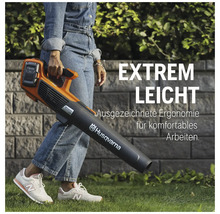 Femme portant un souffleur de feuilles à batterie de la marque Husqvarna